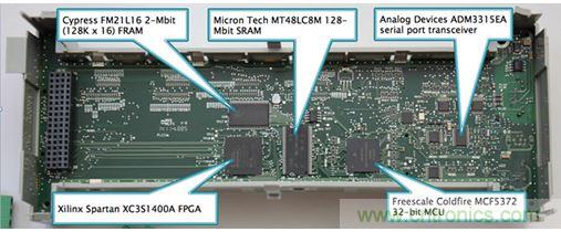 圖8：Micro850上的主處理板由負責系統管理、運行時控制和用戶界面的飛思卡爾(現恩智浦)Coldfire MCF5372 32位MCU、提供通信和電機控制及可能一些專有功能的賽靈思Spartan XC351400A FPGA組成。