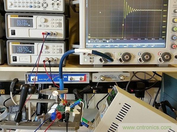 圖3：用于DC/DC轉換器的完整儀器設置展示。測試板輸入電壓調節至12V，柵極驅動調節器供電電壓為7V。右下方顯示了負載，Keysight 90000-X示波器、Teledyne Lecroy PP066傳輸線探頭和Huber Suhner Sucoflex 100電纜等也都可以在圖上看見。