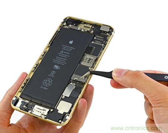 與iPhone 5S相比，電池尺寸更大，電池效率提高了16%。整部手機看起來就像一件藝術品，但看不到太多的內(nèi)部構造。（來源：iFixit）