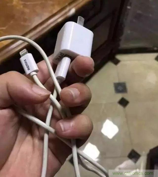 拆了個電容之后，我的iPhone也會自動訂房了